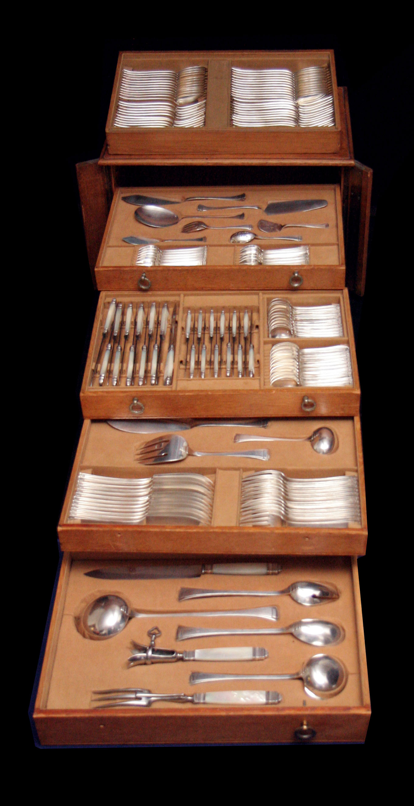 frenchartdecosterlingsilverflatwareset-chestopen-1000